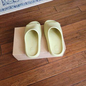 Yeezy mens slides size 1p